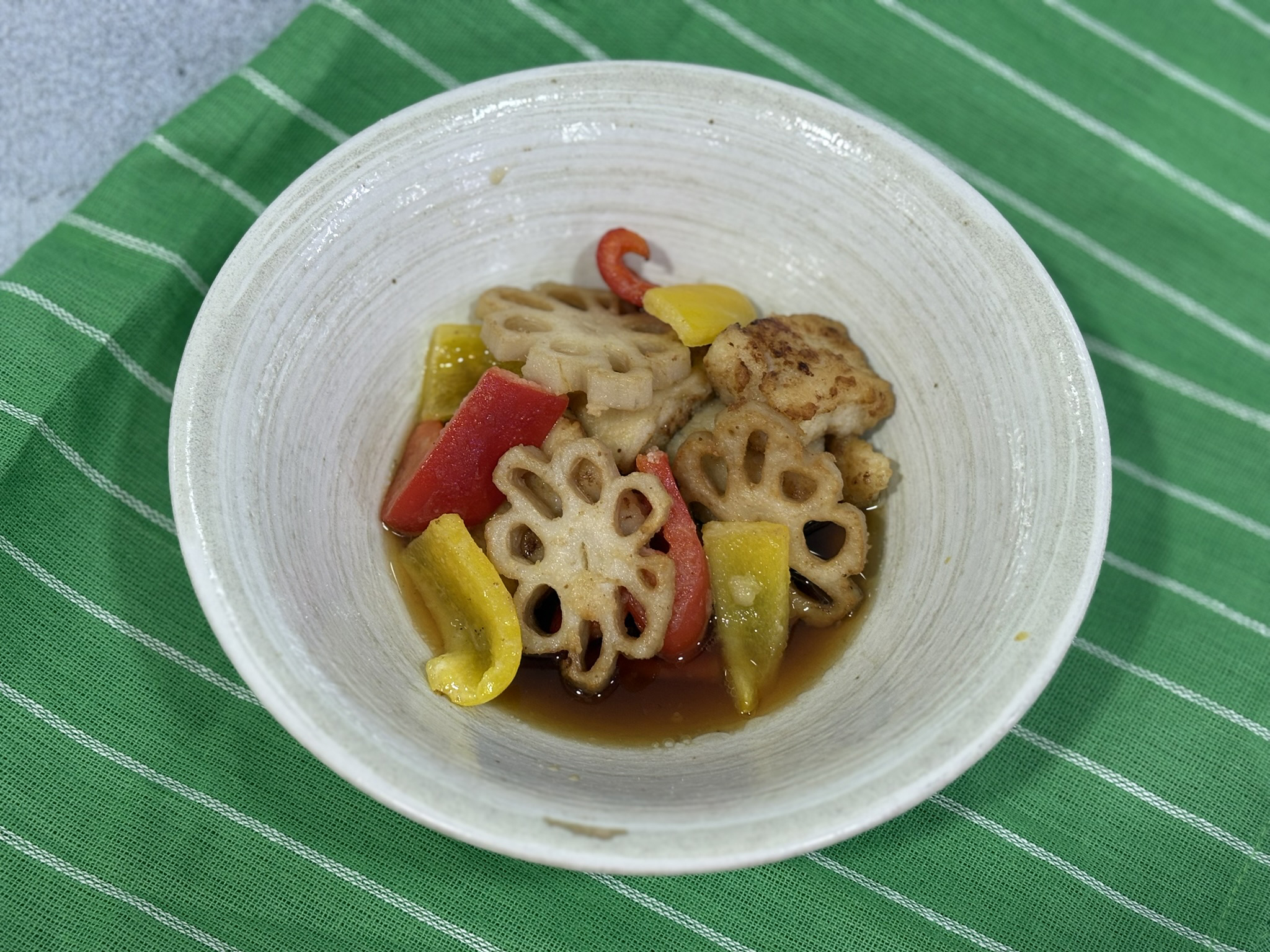 <strong>4.3.~5 가자미 난반즈케</strong> 흰색 식재료에 대해 알아보고, 가자미와 채소를 튀겨 식초를 넣은 소스에 버무려 ‘가자미 난반즈케’를 만들어 보는 활동 