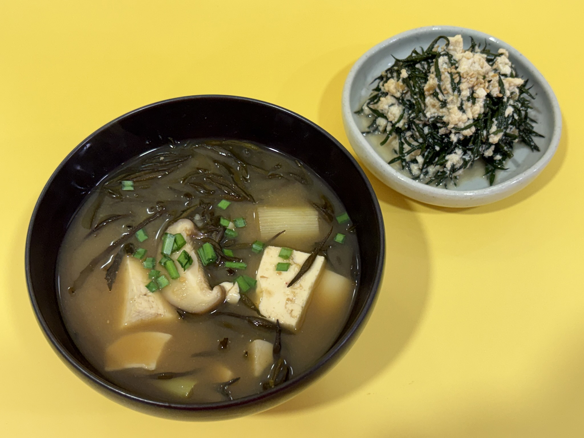 <strong>4.10.~12 톳 두부 무침과 톳 된장국</strong> 검은색 식재료에 대해 알아보고, 제철 톳과 두부를 이용해 ‘톳 두부 무침’과 ‘톳 된장국’을 만들어 보는 활동 